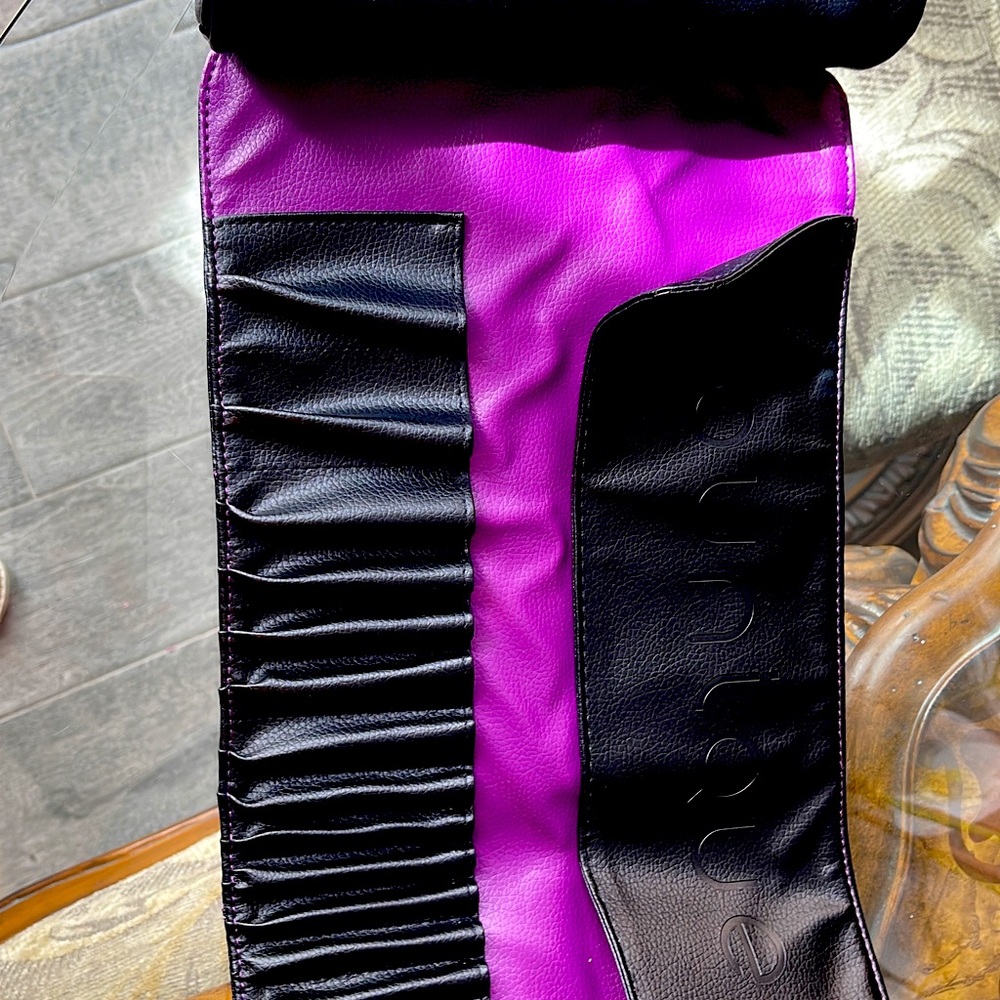Younique brush roll.